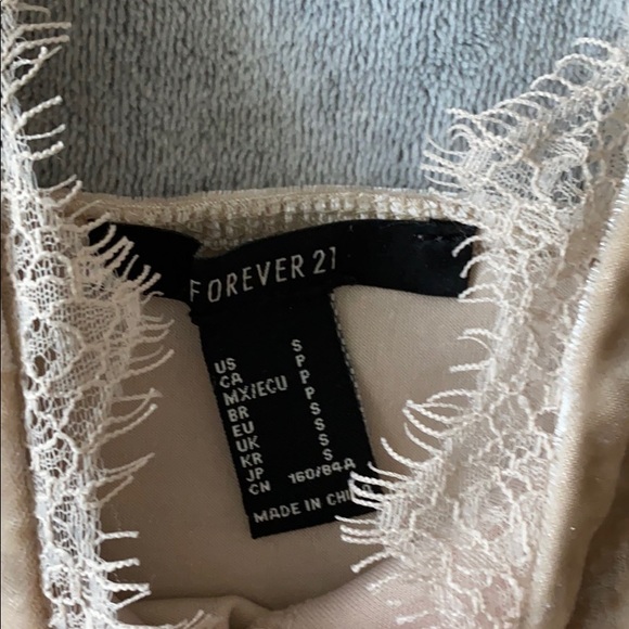 Cream Velvet cropped top with straps - Picture 2 of 2